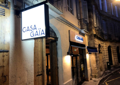 Restaurant Casa Gaïa à Bordeaux, enseigne drapeau double face lumineuse led rétro-éclaire sur support bois.