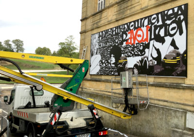 Installation d'une toile tendue dans la ville de Blaye.
