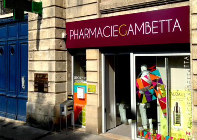 pharmacie_gambetta_bordeaux_croix_de_pharmacie_tole_tablette