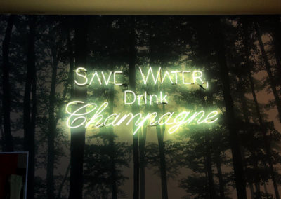 Brasserie_l'Avenue_Paris_12eme_néon_intérieur_revetement_mural_impression_sur_papier_peint_l'atelier_enseignes_déco_save_water_drink_chamagne