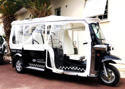 Les Cordeliers - Tuktuk TouristiqueStickage de deux tuktuk en adhésifs blanc découpé léatelier enseignes bordeaux