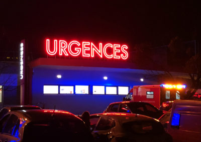 Urgences clinique mutualise pessac enseigne led Réalisation et installation d'une enseigne lettre boitier, contour lumineux LED point à point