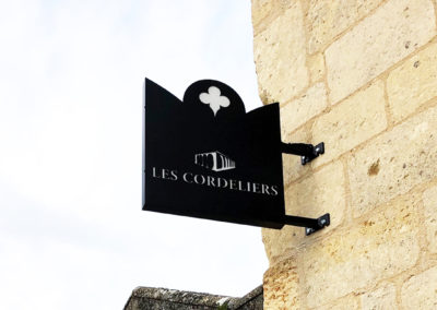 enseigne drapeau double face cordeliers saint émilion bordeaux vin châteaux