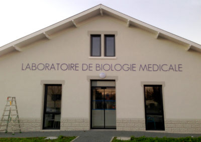 laboratoire de biologie médicale villenave d'ornon lettres découpés laqués enseigne bordeaux