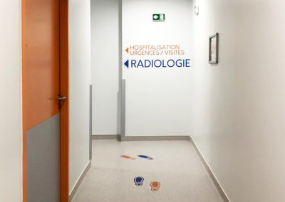 signalétique directionnelle intérieure adhésif lettrage découpé clinique mutualistes urgences pessac