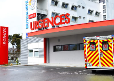 Urgences Clinique Mutualise - Pessac Réalisation et installation d'une enseigne lettre boitier, contour lumineux LED point à point