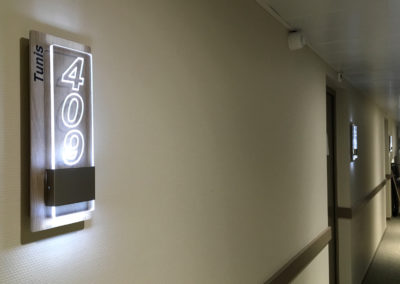 Hotel Vatel - Bordeaux Présentoirs numéros chambre plaque plexiglas éclairée par LED